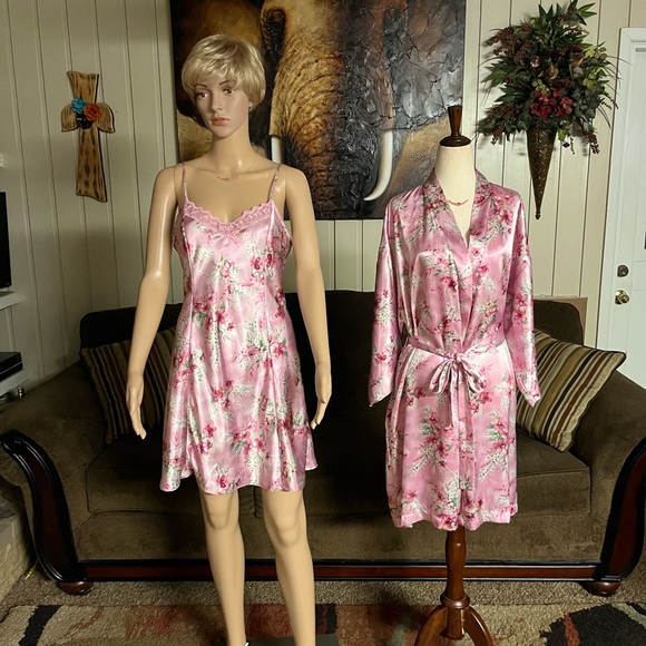 Private Luxuries • Medium • Floral • Pink • Nightgown/ Robe Set - Picture 5 of 16
